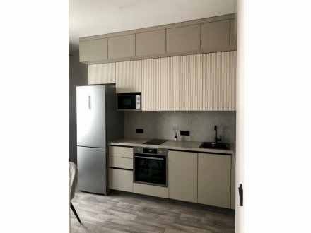 Современная угловая кухня в бежевых тонах - фото - 3