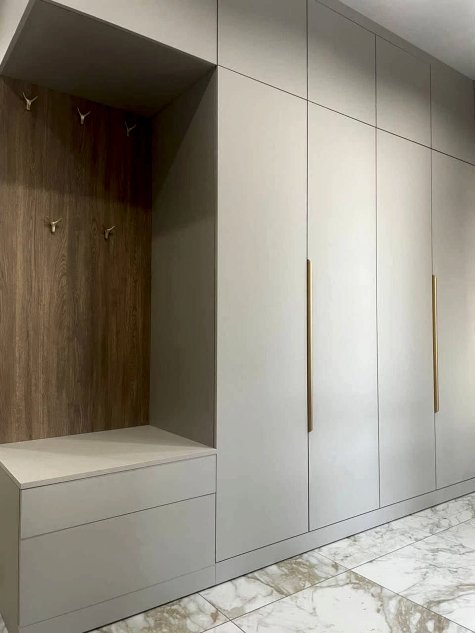 Стильный и функциональный шкаф в прихожую - фото - 1