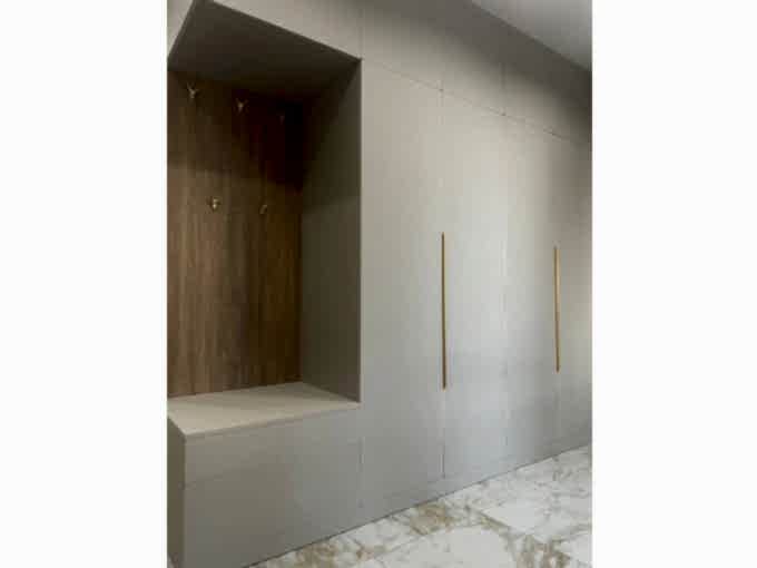 Стильный и функциональный шкаф в прихожую - фото - 1