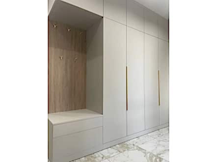 Стильный и функциональный шкаф в прихожую - фото - 1