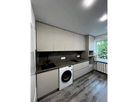 Бежевая кухня в современном стиле (со стиральной машиной) - фото - 1