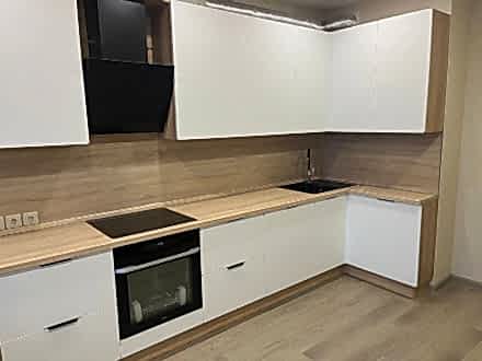 Белая угловая кухня с деревом - фото - 1