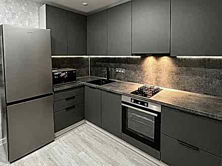 Темно-серая угловая кухня - фото - 1