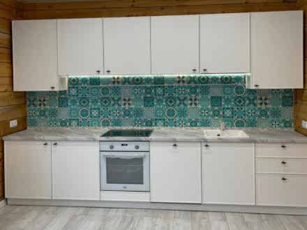 Неоклассическая кухня в белом цвете с яркой плиткой на фартуке - фото - 1