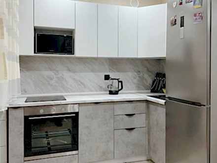 Современная угловая кухня с теплыми текстурными фасадами - фото - 3