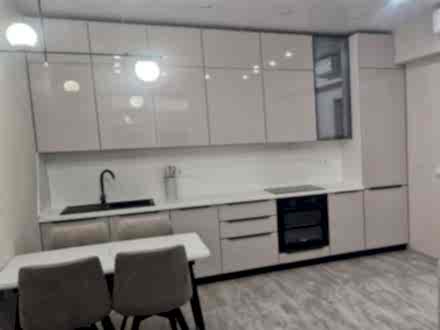 Современная кухня с глянцевыми фасадами цвета кофе с молоком - фото - 2