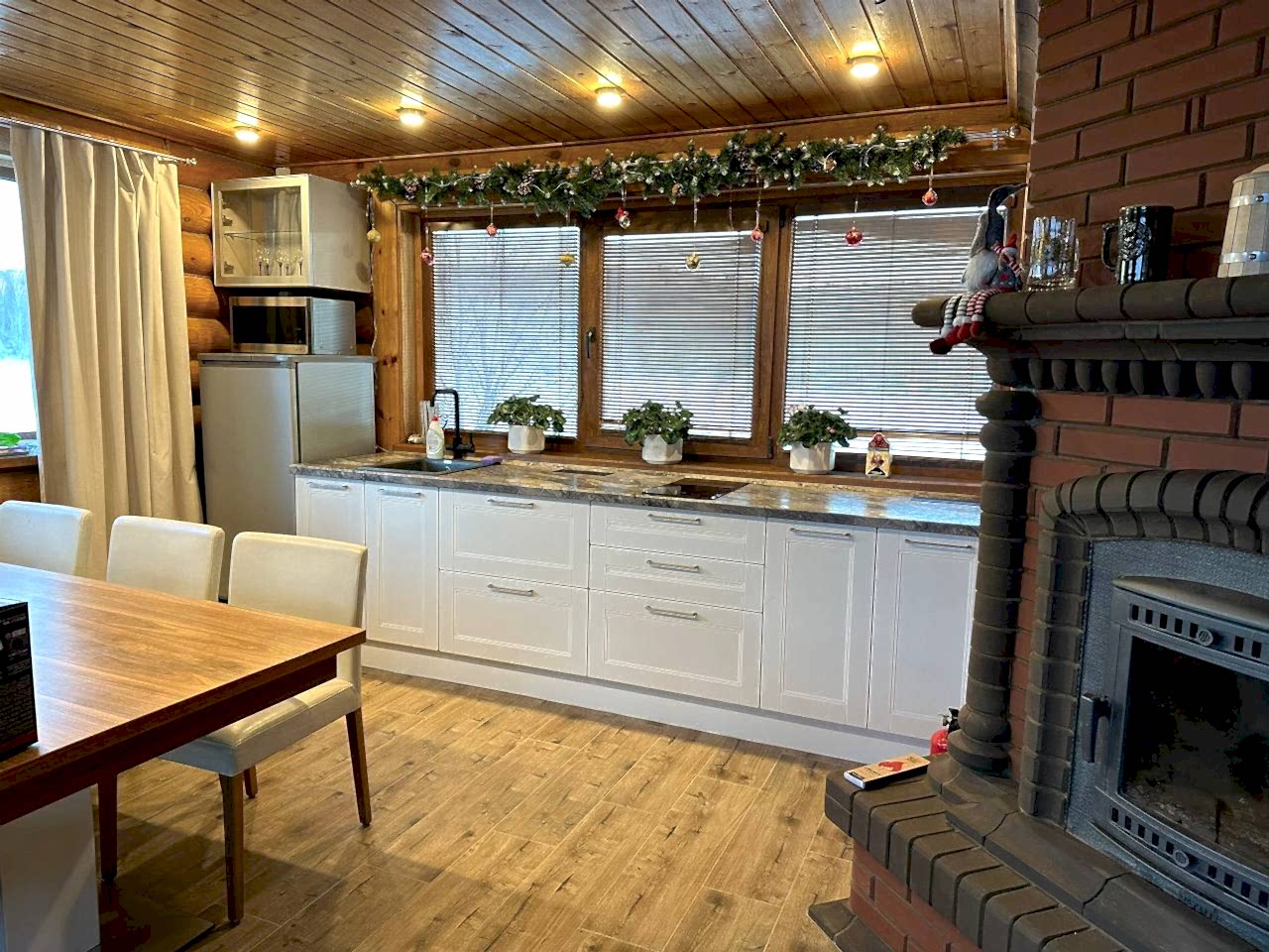 Неоклассическая кухня без верхних шкафов в частный дом - фото - 3