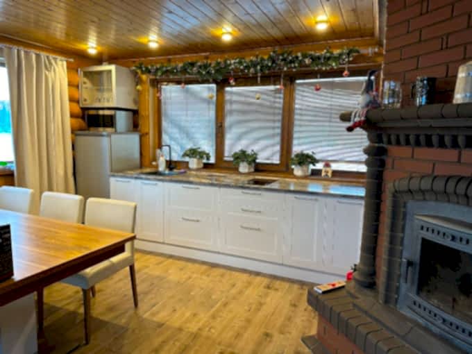 Неоклассическая кухня без верхних шкафов в частный дом - фото - 3