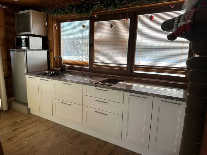 Неоклассическая кухня без верхних шкафов в частный дом - фото - 1