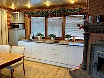 Неоклассическая кухня без верхних шкафов в частный дом - фото - 3