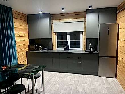 Темно-серая кухня в загородный дом с рабочей зоной под окном - фото - 1