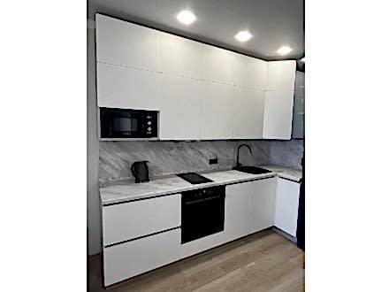 Белая угловая кухня с минималистичными фасадами без ручек - фото - 2