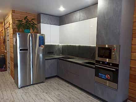 Серая угловая кухня с пеналом для техники в загородный дом - фото - 1