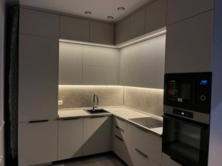 Бежевая угловая кухня под потолок с разноуровневыми навесными шкафами - фото - 1