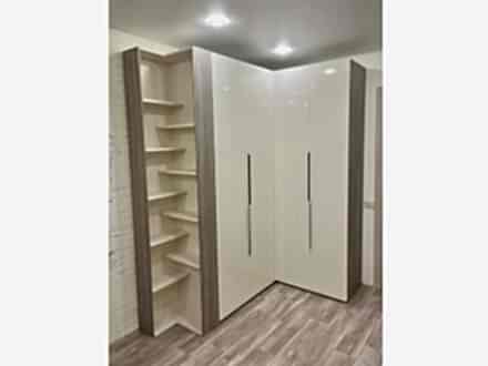 Угловой шкаф для прихожей с глянцевыми бежевыми фасадами - фото - 1