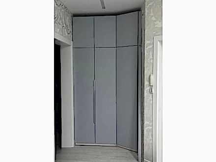 Угловой шкаф для прихожей нетипичной формы - фото - 2