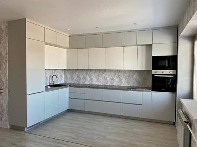 Светлая просторная кухня в современном стиле - фото - 1