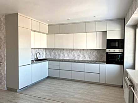 Светлая просторная кухня в современном стиле - фото - 1