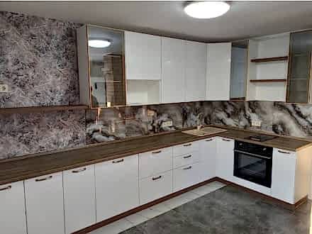 Угловая кухня в современном стиле с отделкой деревом - фото - 3