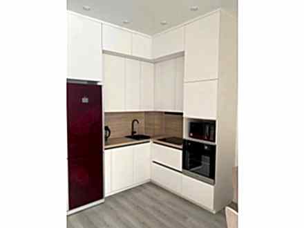 Маленькая угловая кухня под потолок в бежевых тонах - фото - 1