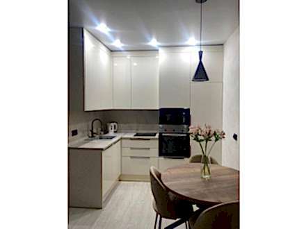 Угловая кухня в красивом цвете шампань - фото - 1