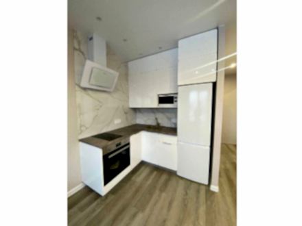 Маленькая угловая кухня с продуманным хранением - фото - 1