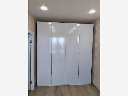 Шкаф для одежды со стеллажом внутри в современном стиле - фото - 3