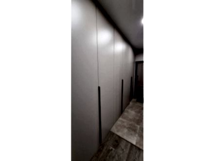 Просторная гардеробная, настоящая "волшебная стена" - фото - 5