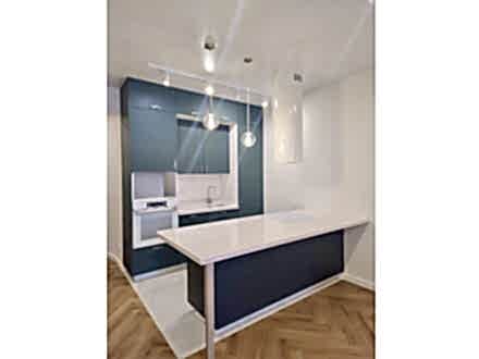 Маленькая кухня с островом цвета морской волны - фото - 1