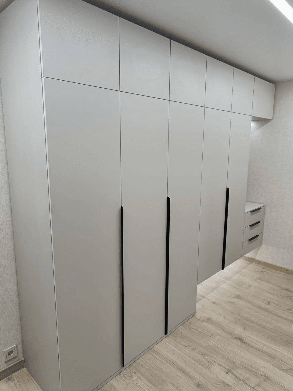 Гардеробная система для прихожей с парящими шкафами - фото - 1