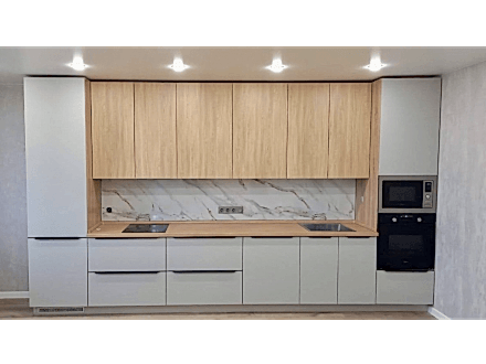 Прямая кухня с древесными комбинированными фасадами - фото - 1