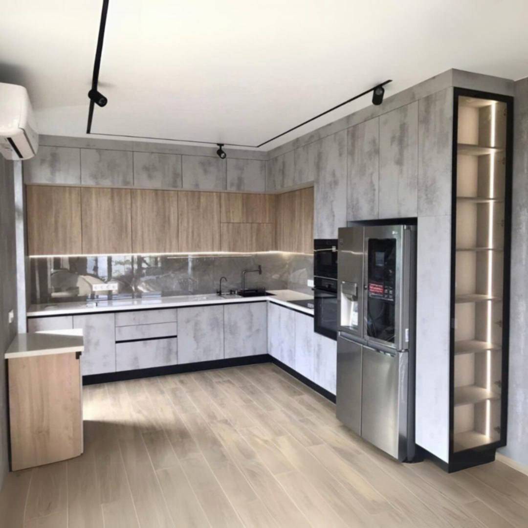 Необычная кухня в стиле лофт с интересным древесным декором - фото - 1