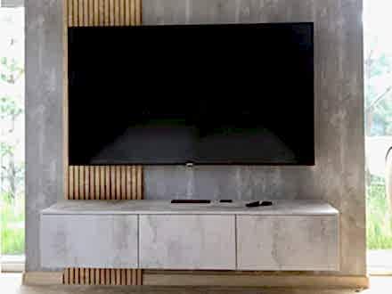 Парящая тумба для гостиной в стиле лофт + декоративные стеновые панели - фото - 1