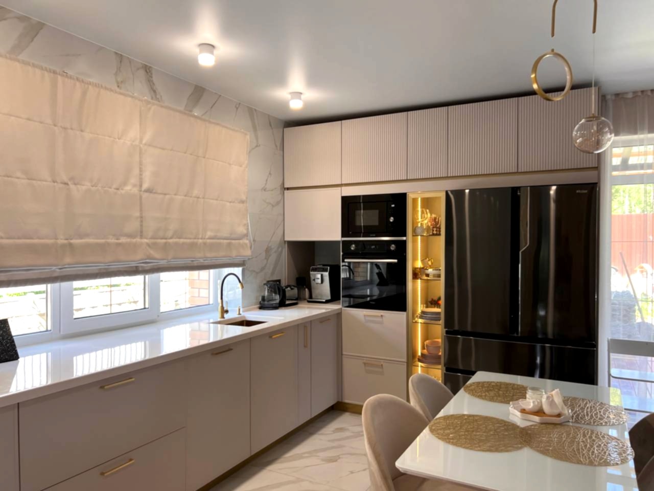 Шикарная кухня в цвете кашемир с золотым профилем и изящными рифлеными фасадами - фото - 9