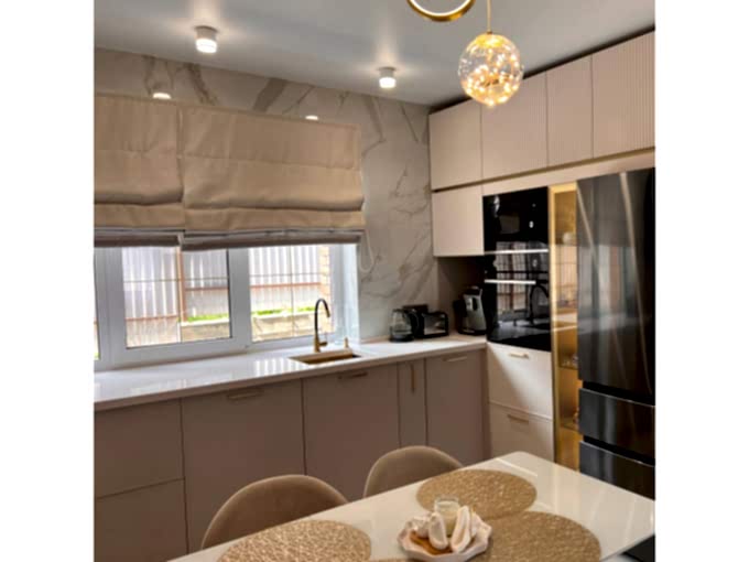 Шикарная кухня в цвете кашемир с золотым профилем и изящными рифлеными фасадами - фото - 6