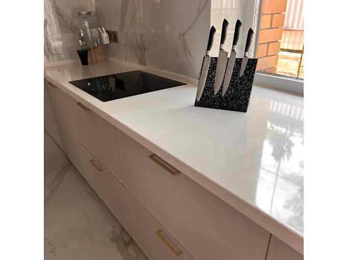 Шикарная кухня в цвете кашемир с золотым профилем и изящными рифлеными фасадами - фото - 2