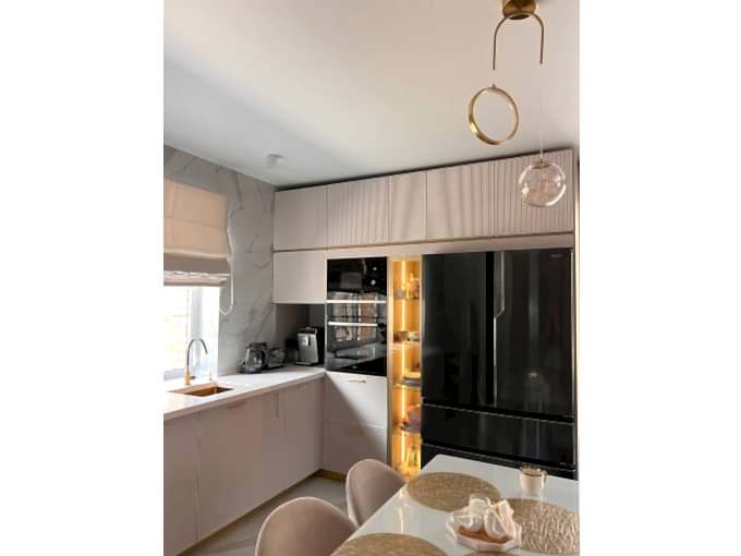 Шикарная кухня в цвете кашемир с золотым профилем и изящными рифлеными фасадами - фото - 8