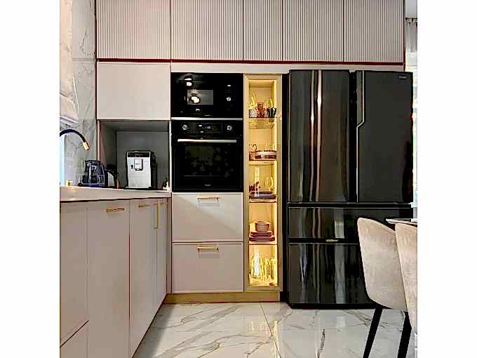 Шикарная кухня в цвете кашемир с золотым профилем и изящными рифлеными фасадами - фото - 4