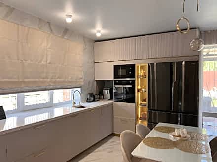 Шикарная кухня в цвете кашемир с золотым профилем и изящными рифлеными фасадами - фото - 9