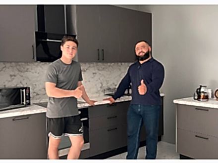 Серая современная кухня с черно-белой графикой - фото - 10