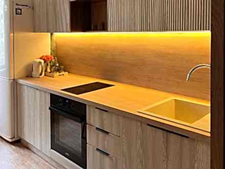 Невероятно уютная кухня с древесными рифлеными фасадами - фото - 8