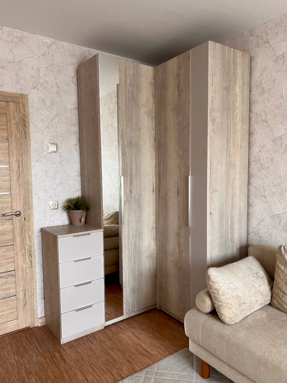 Угловой шкаф в стиле эко-лофт с зеркальной вставкой - фото - 8