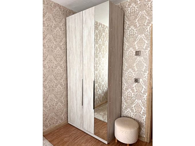 Распашной трехдверный шкаф в стиле эко-лофт с зеркальной вставкой - фото - 1