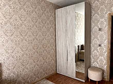 Распашной трехдверный шкаф в стиле эко-лофт с зеркальной вставкой - фото - 2