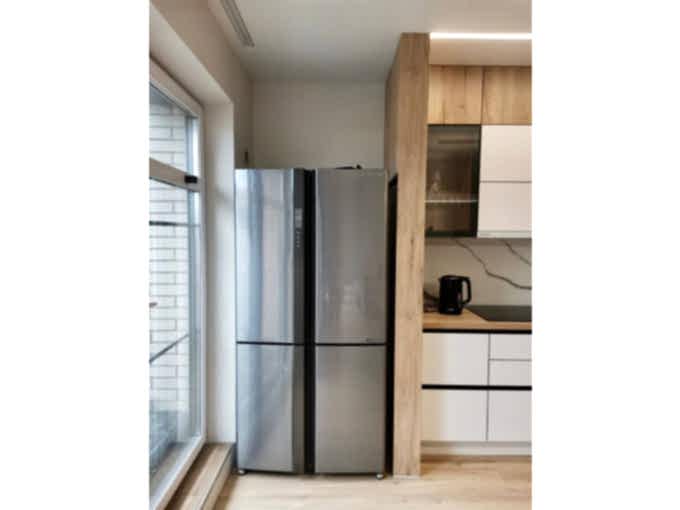 Стильная современная кухня в светлых тонах - фото - 2