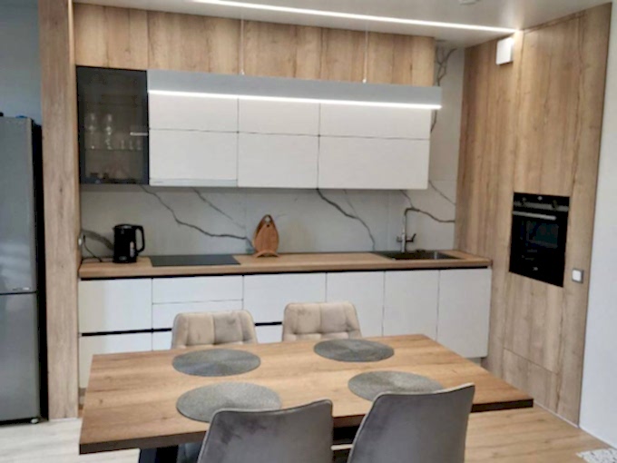 Стильная современная кухня в светлых тонах - фото - 8