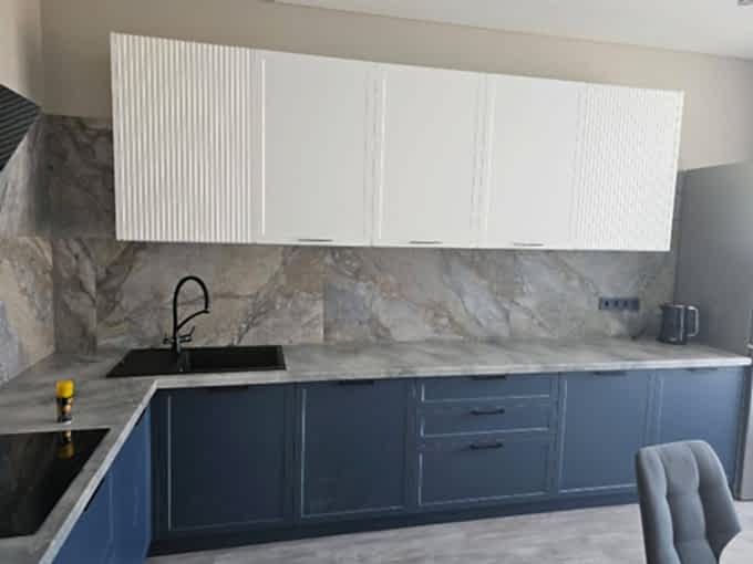 Гармоничная кухня-гостиная в стиле "современная классика" - фото - 2