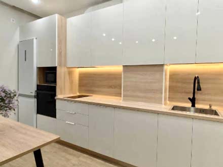 Кухня, которая не выйдет из моды уже много лет: белые фасады и древесный декор - фото - 8