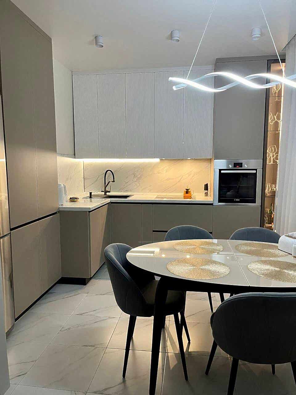 Бежевая угловая кухня под потолок (со встроенным в нишу холодильником) - фото - 4