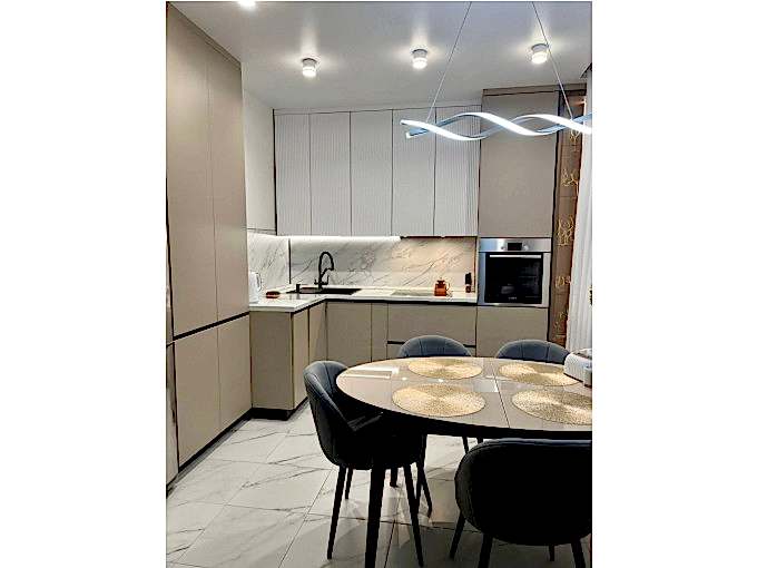 Бежевая угловая кухня под потолок (со встроенным в нишу холодильником) - фото - 3